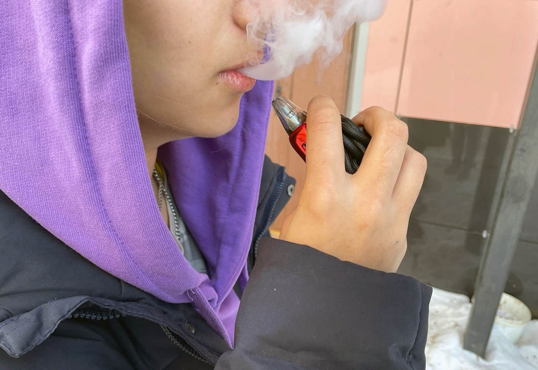   Кудымкар, 2023 год. Ему 18, студент. Дымит второй год. Говорит, что мама знает, но не против, «лишь бы не сигареты». На вейпы уходит часть денег, что дают родители. О здоровье, говорит, не переживает. Фото: архив «ПН»