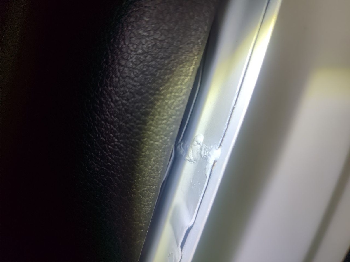 Так выглядит признак серьезного кузовного ремонта ( говорили что крыло заднее просто окрашено, а здесь замена 