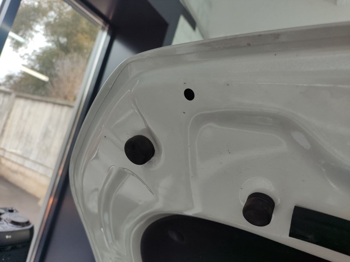 Вот так выглядит менянный капот, где забыли нанести герметик ) 