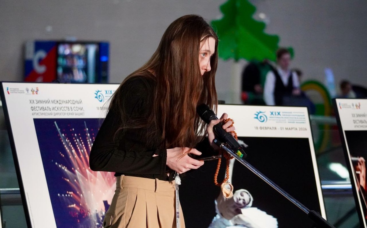 Анна читает стихи на железнодорожном вокзале в Адлере
Фото предоставила Анна Шварц