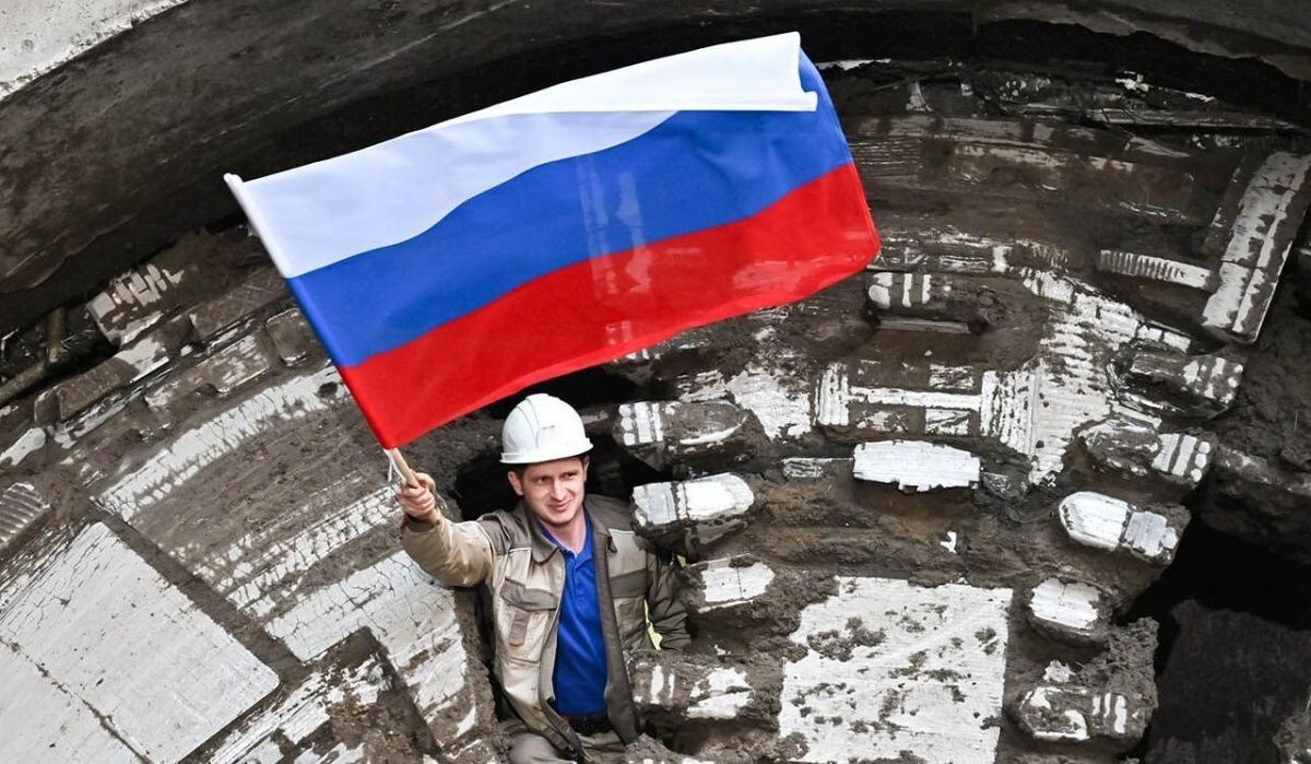     Работник метро с российским флагом. Источник: mos ru Автор фото: Пресс-служба Мэра и Правительства Москвы