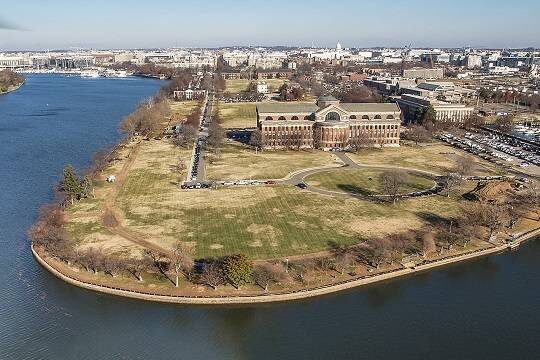    Неопознанные дроны заметили над базой в Вашингтоне, где живут Рубио и Хегсет (фото: Wikimedia Commons / Mike Vaccaro)