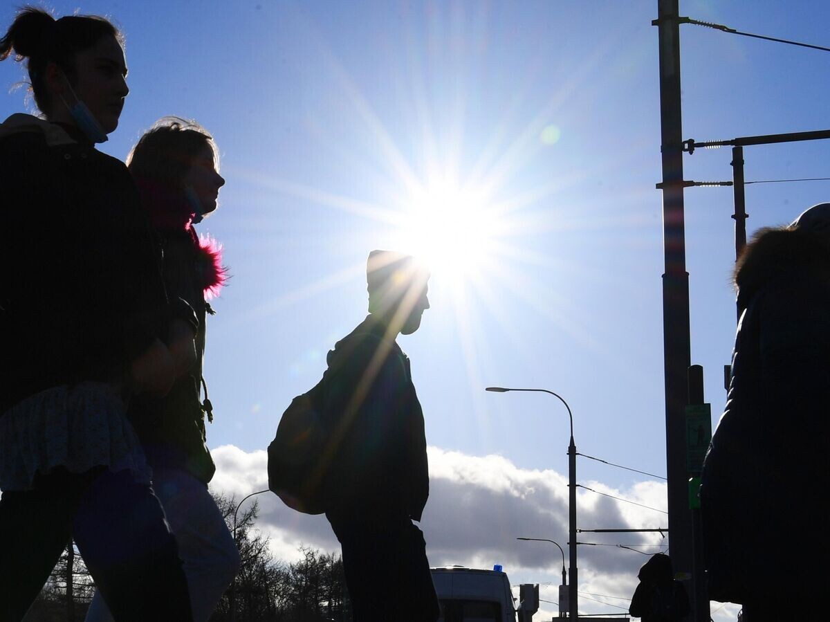    Люди переходят дорогу у станции метро ВДНХ в Москве | © РИА Новости / Павел Бедняков