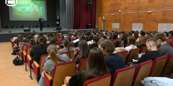  Пора у студентов на время занятий и форумов отнимать мобильные телефоны / фото: канал правительства Амурской области в Мах