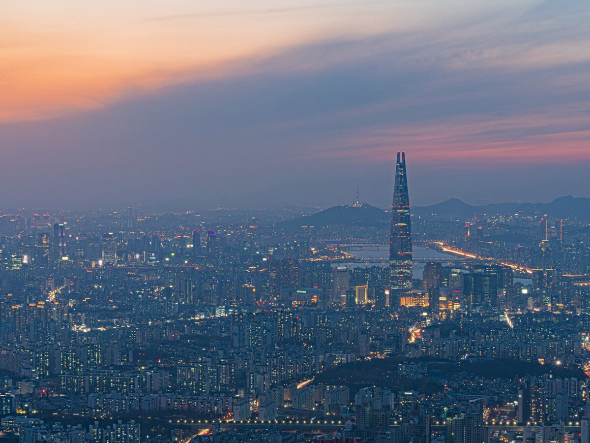 Панорама Сеула на закате. Фото: Ethan Brooke / Unsplash