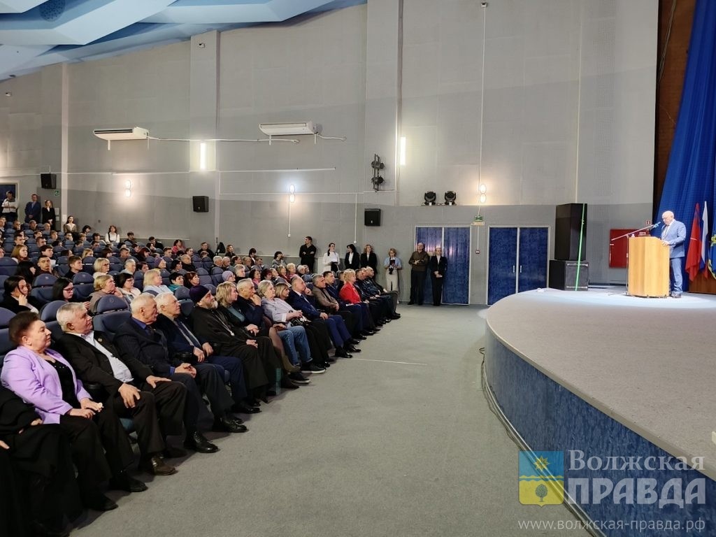     Глава Волжского Игорь Воронин отчитался перед жителями
