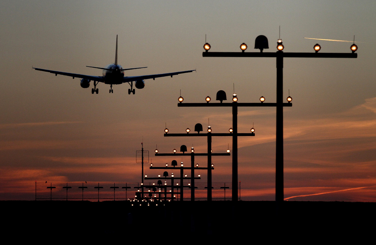    Взлетно-посадочная полоса самолет в небе закат без привязки, взлетная полоса GLP