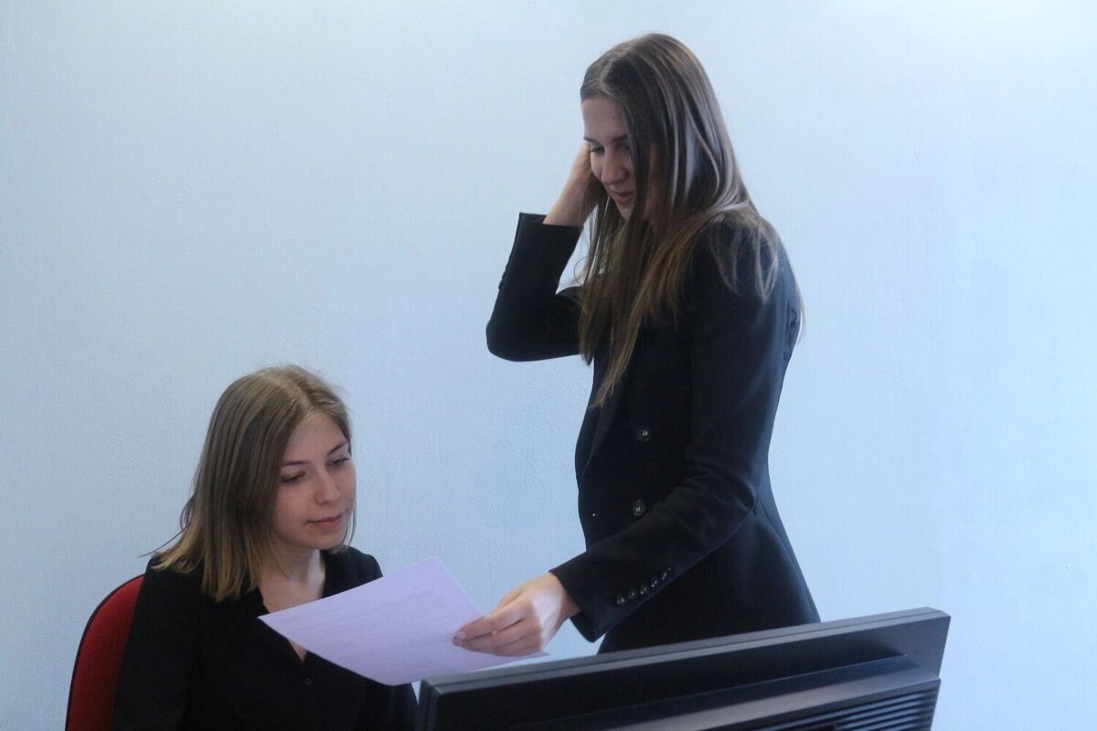    Рассматривать ваше резюме будут, скорее всего, вот такие девушки из эйчар-службы   1MI