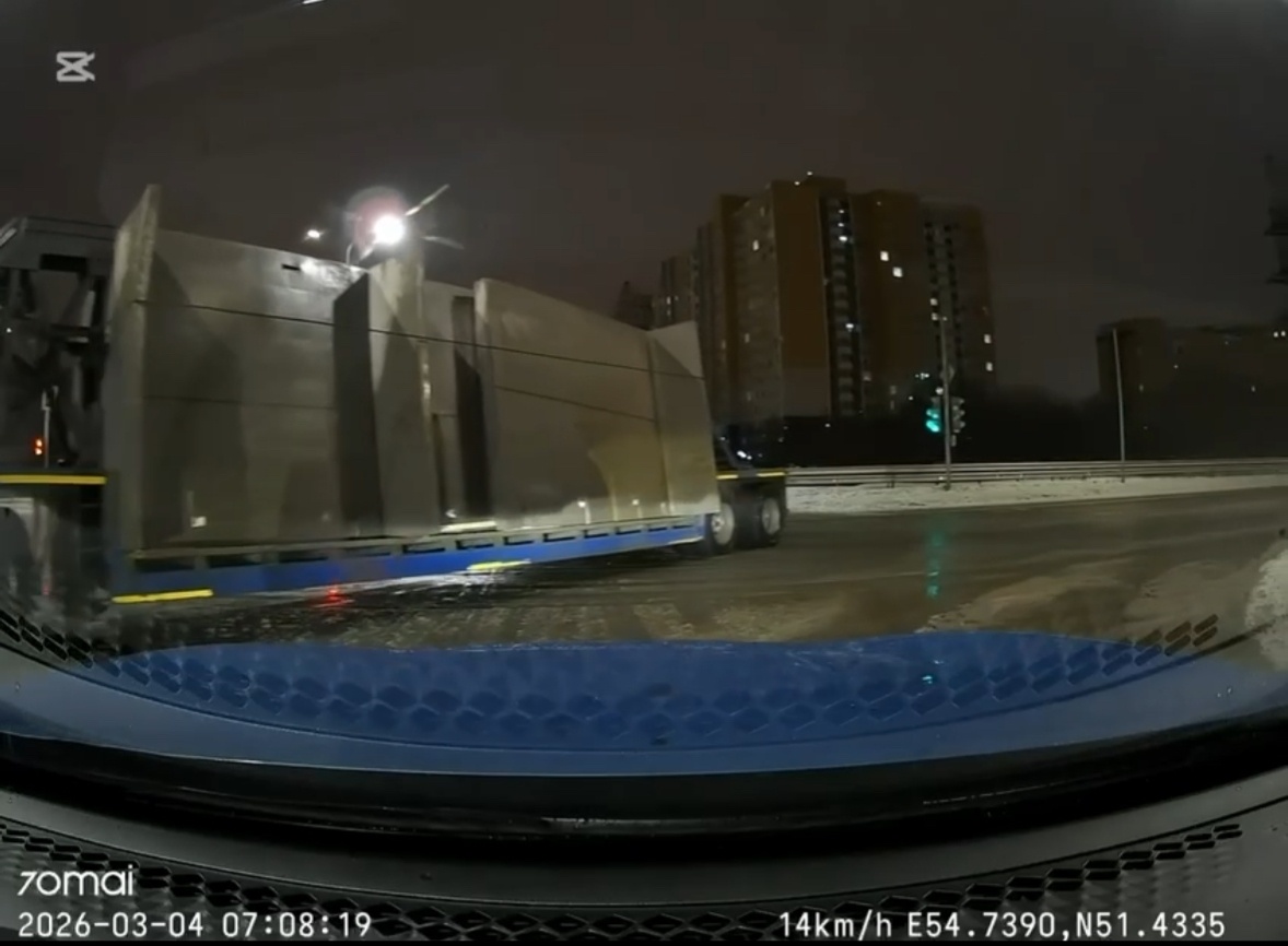    В Оренбурге грузовики с плитами ездят по узкой дороге рядом с легковыми автомобилями