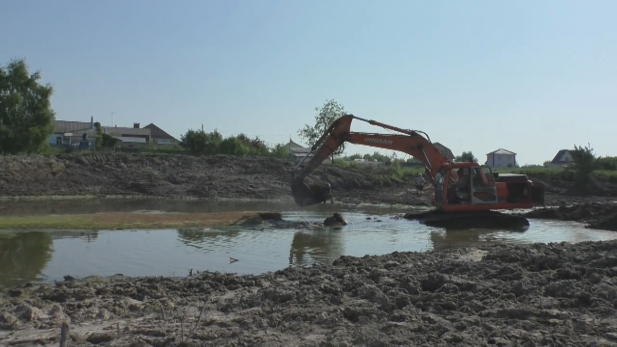 Очистка водоемов проводилась мощным гусеничным экскаватором