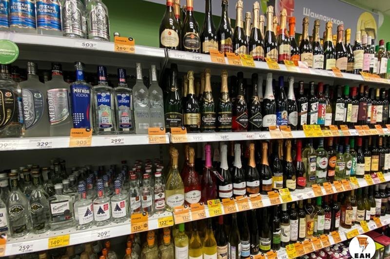    ЕАН. Полки с алкоголем в магазине