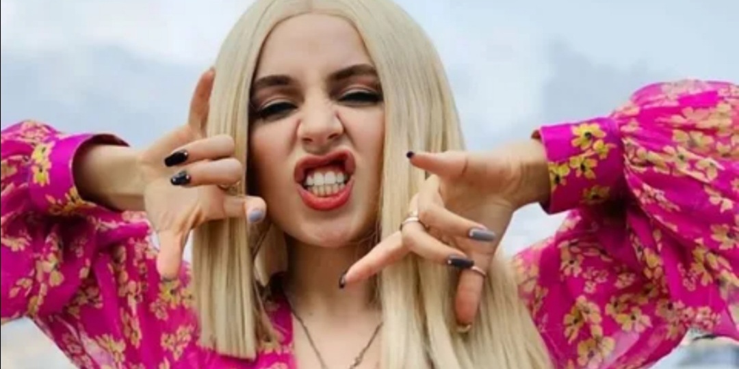 Ava Max сверхновая и популярная певица в шоу бизнесе