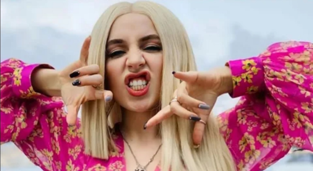 Вот так она обычно отвечает обратно и в отправку всем, кто какой-то не очень хороший человек в итоге то выдался