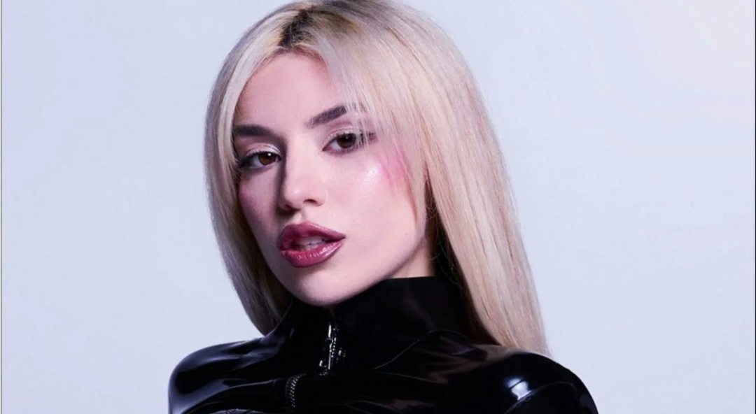 Косметика и макияж у нее конечно зачетный