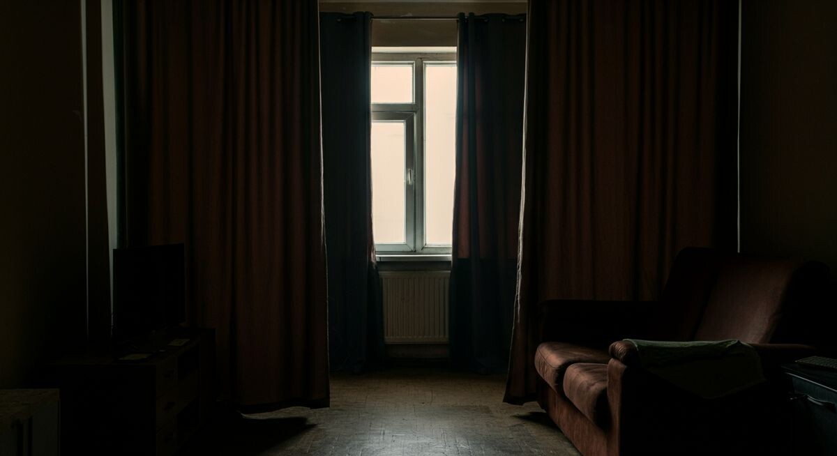 Гостиная с неудачно подобранными шторами, которые скрадывают пространство и выглядят массивно.