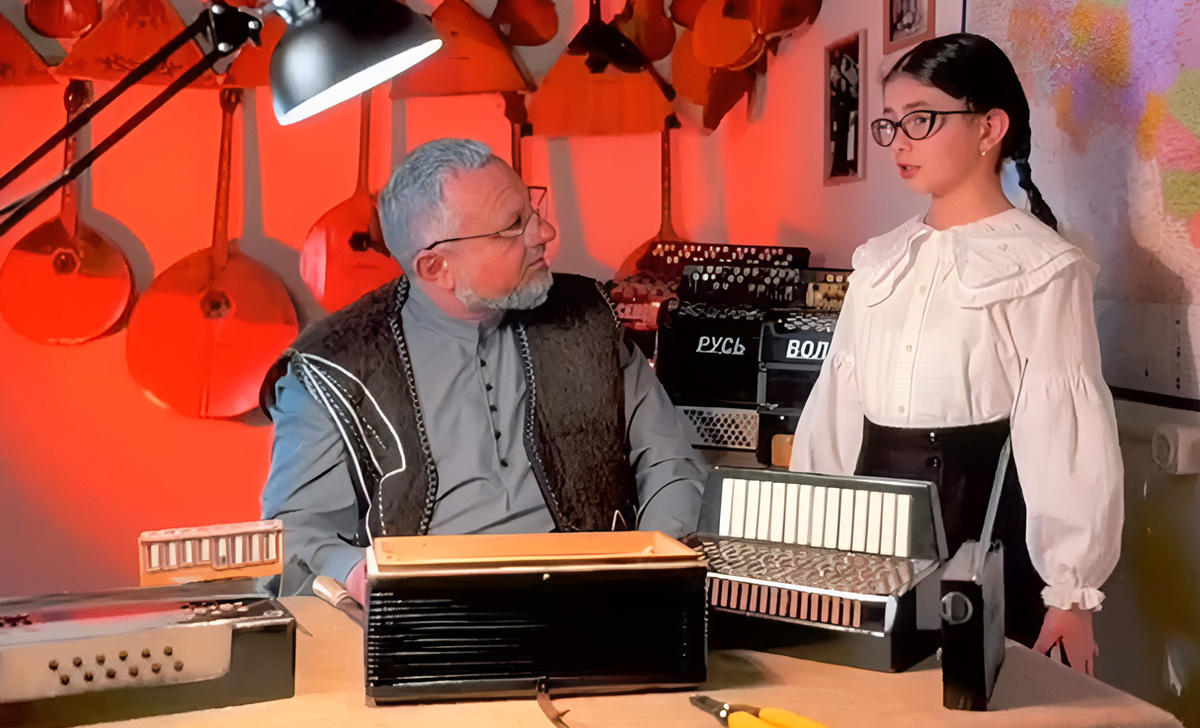 Почтенный аксакал (народный артист КЧР Шамиль Хубиев) во время починки старой рассохшейся гармони рассказывает своей внучке (четвероклассница СШ № 5 Адель Джашаккуева) о том, как этот музыкальный инструмент сближает народы