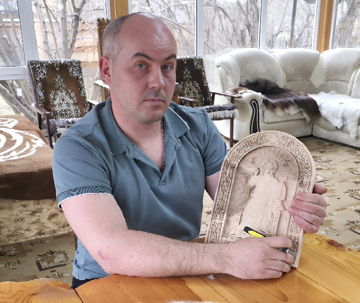 Роман Егоров с создаваемой им иконой