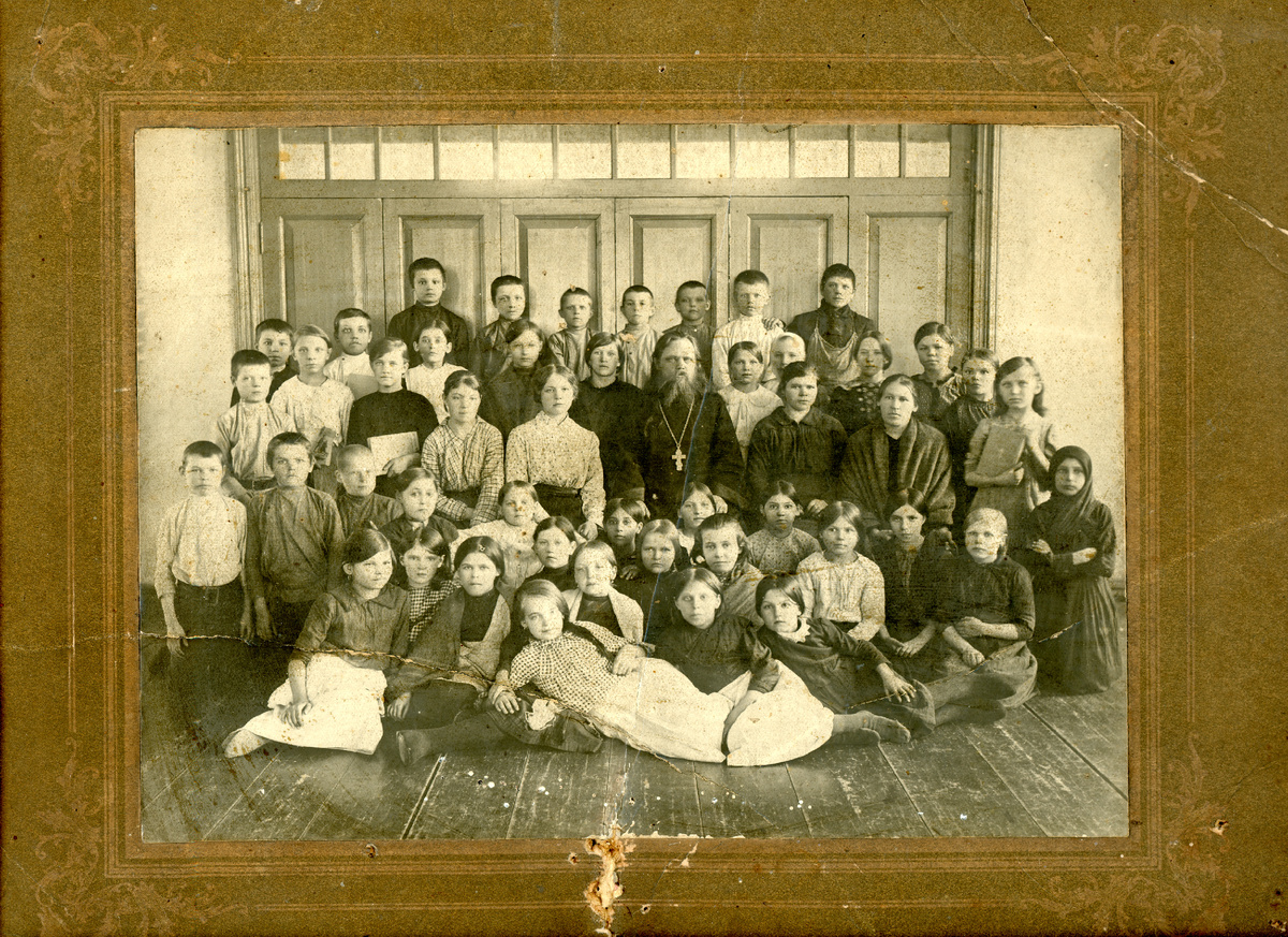 1915-1916 учебный год, начальная Режевская школа. А. Вахромова справа от священника. Из коллекции Нижнетагильского музея-заповедника «Горнозаводской Урал»
