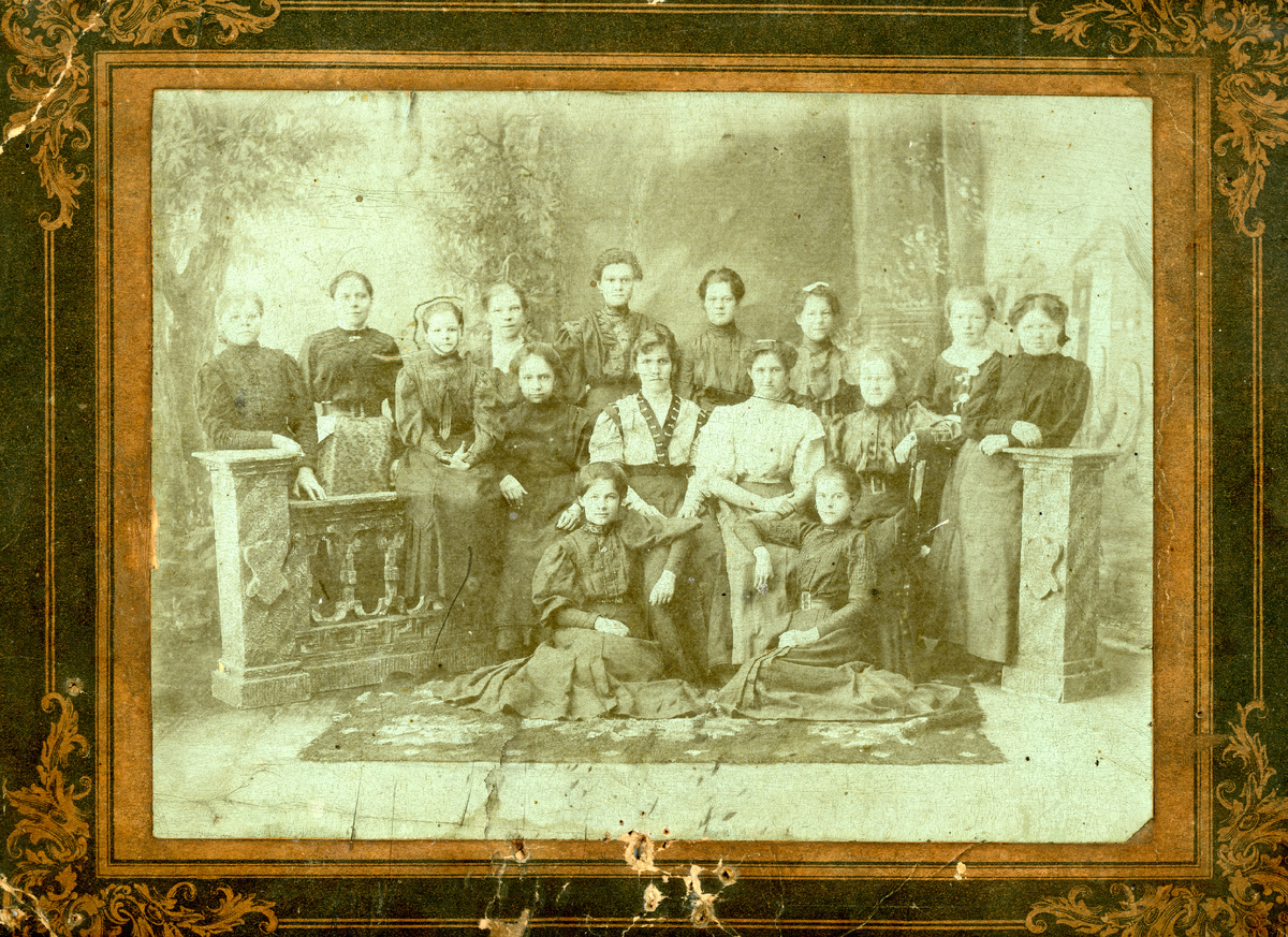 Школа кройки и шитья. 1908 год. Шура Вахромова стоит перавя слева. Из коллекции Нижнетагильского музея-заповедника «Горнозаводской Урал»