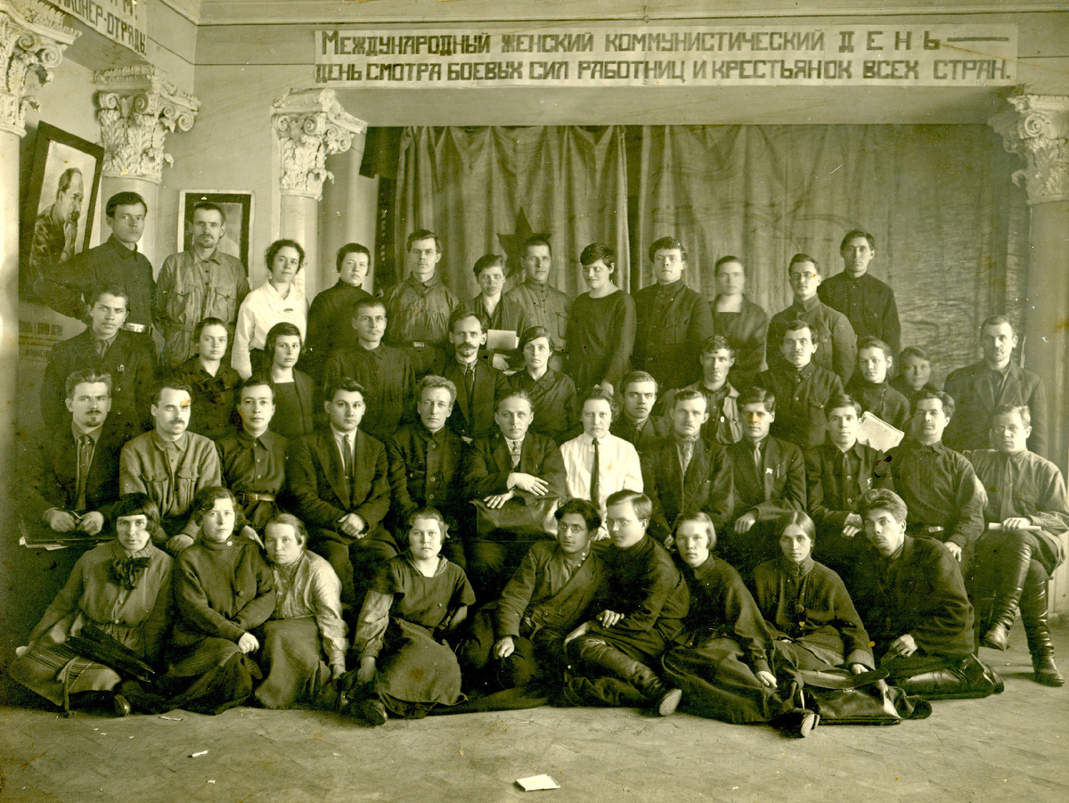 Профсоюзная конференция учителей в Свердловске, 1926 год. А. Вахромова стоит шестая слева. Из коллекции Нижнетагильского музея-заповедника «Горнозаводской Урал»