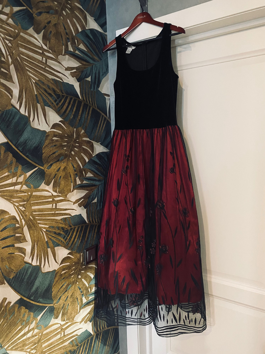 Я вырасту, а любовь к платьям, привитая бабушками сохранится со мной на всегда, пройдут году, те самые голодные … и я куплю себе платье в пол 🙃на свой юбилей. 