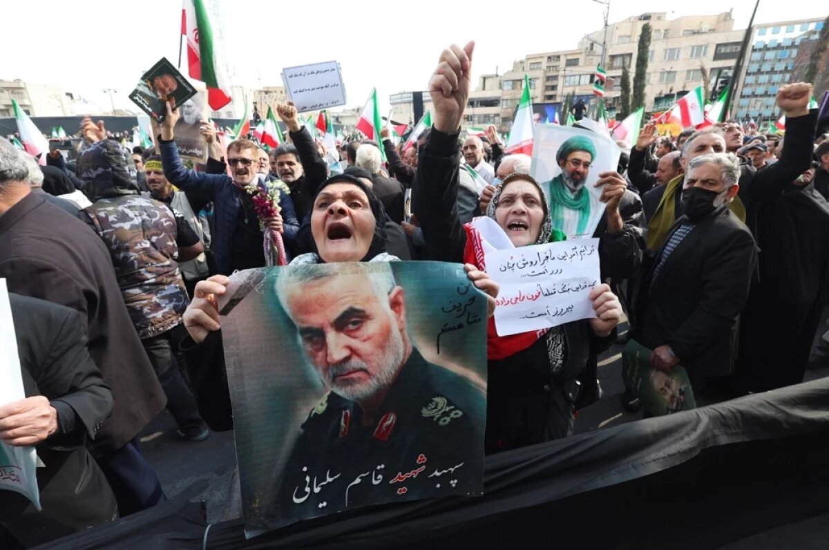    Фото с изображением покойного высокопоставленного иранского военачальника генерала Касема Сулеймани во время похорон главы иранской службы безопасности Али Лариджани.