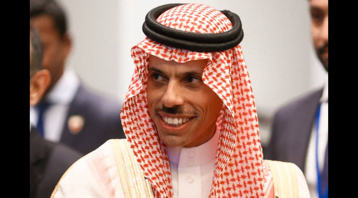 Вспомнилась шутка из фильма Левша: такие усики может носить только негодяй... 