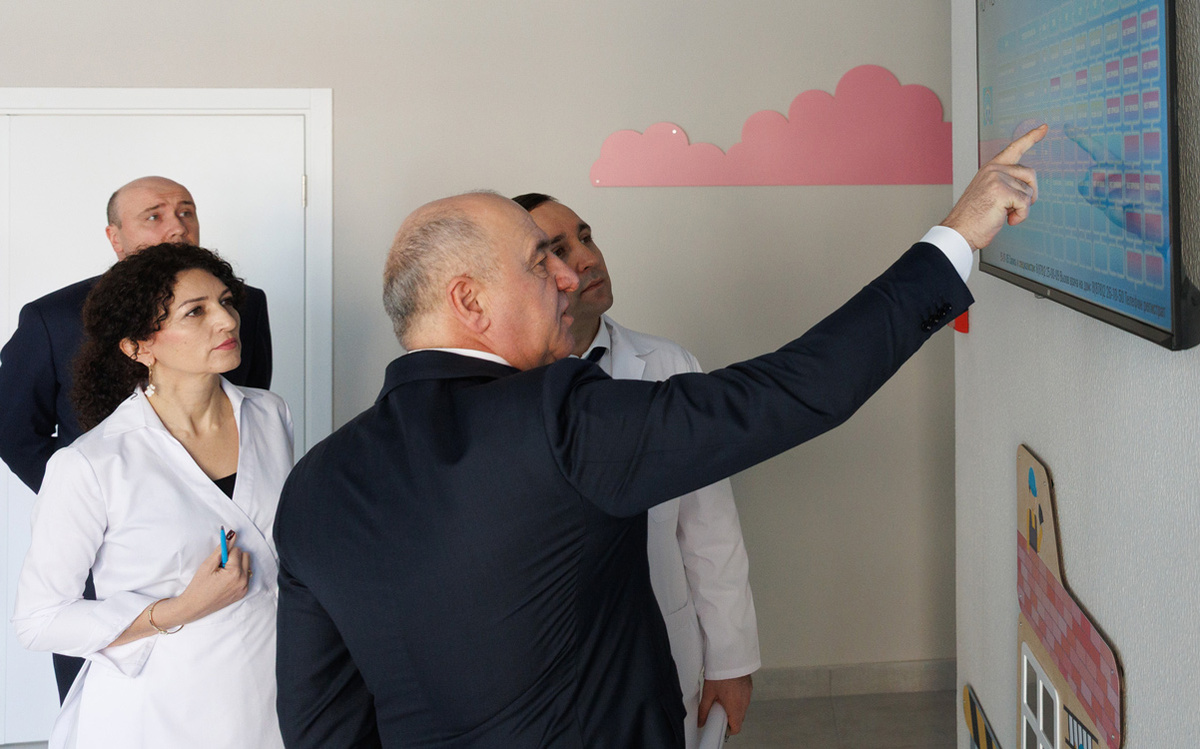 В ходе осмотра поликлиники Рашид Темрезов дал ряд рекомендаций, касающихся дальнейшей цифровизации работы медучреждения