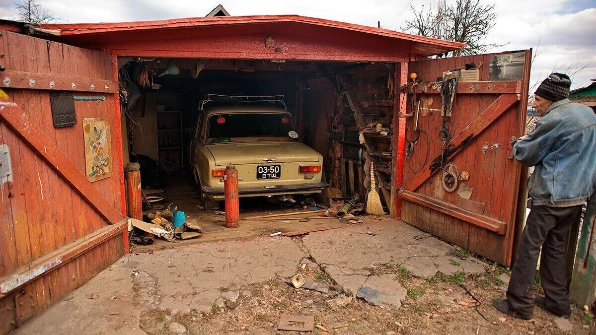    Гараж в СССР выполнял роль не только места хранения машины, но и дискуссионного клуба   соцсети