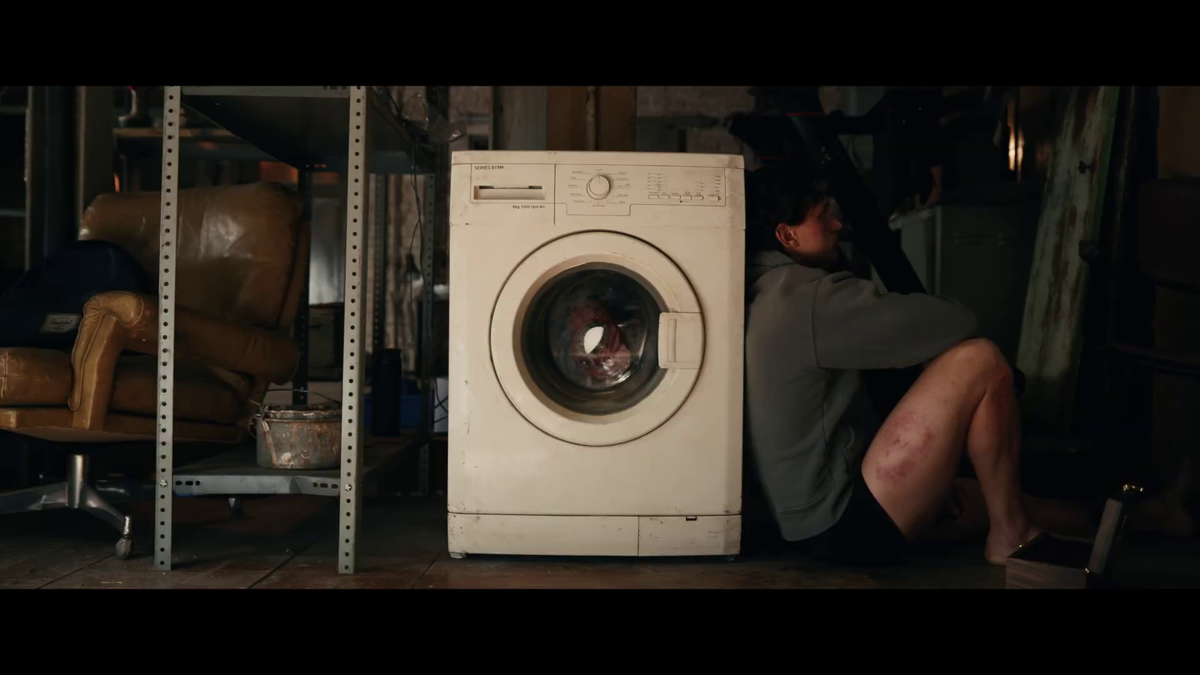 Питер стирает костюм