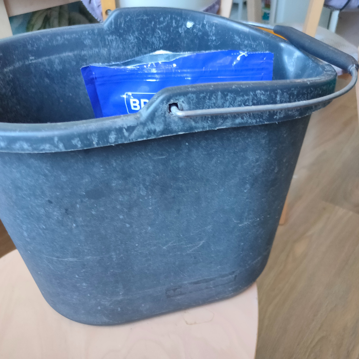 Ведро не новое, но оно выдерживает кипяток