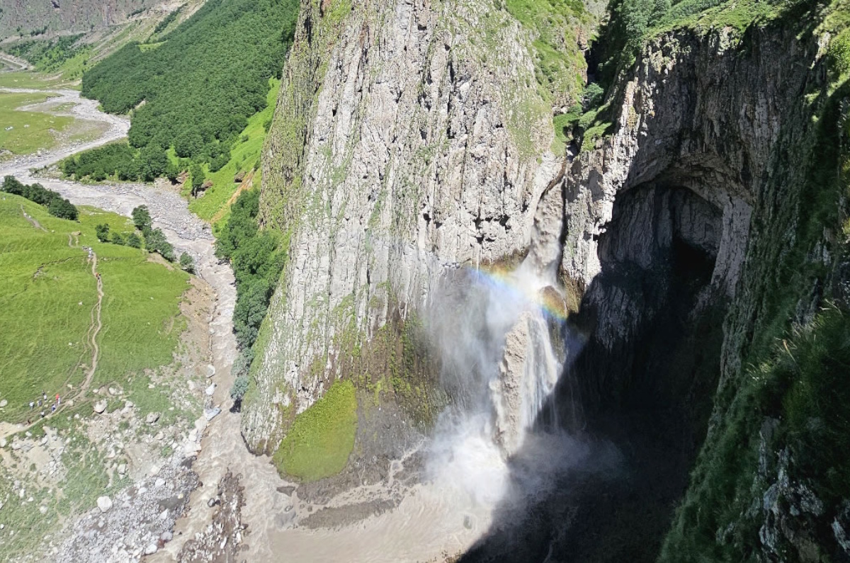 Джилы-Су переводится с балкарского, как «тёплая вода». Урочище знаменито своими водопадами и исцеляющими источниками. На фото водопад Каракая-Су в конце маршрута. Заметили радугу в его брызгах?