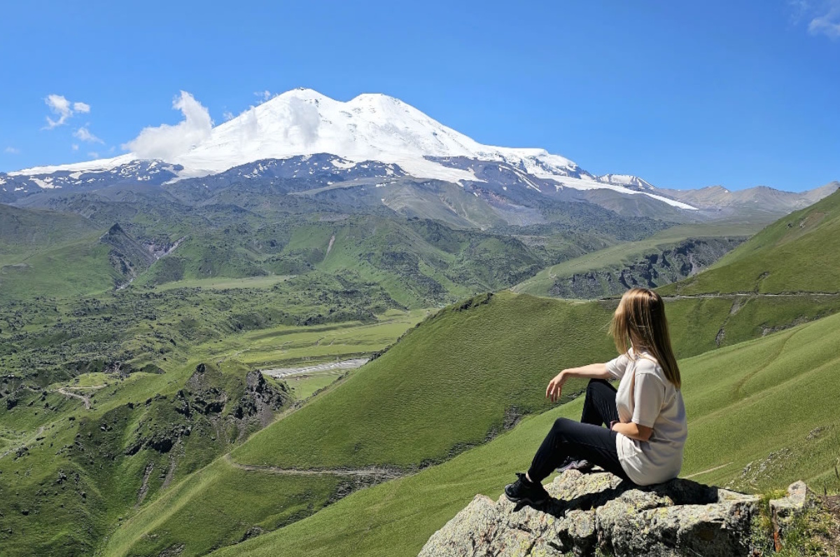 Дорога в урочище заасфальтирована и вьётся серпантином на протяжении 80 км.