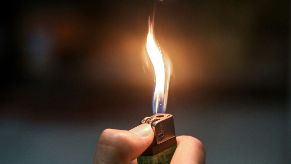    Зажигалка. Огонь. Источник: unsplash.com