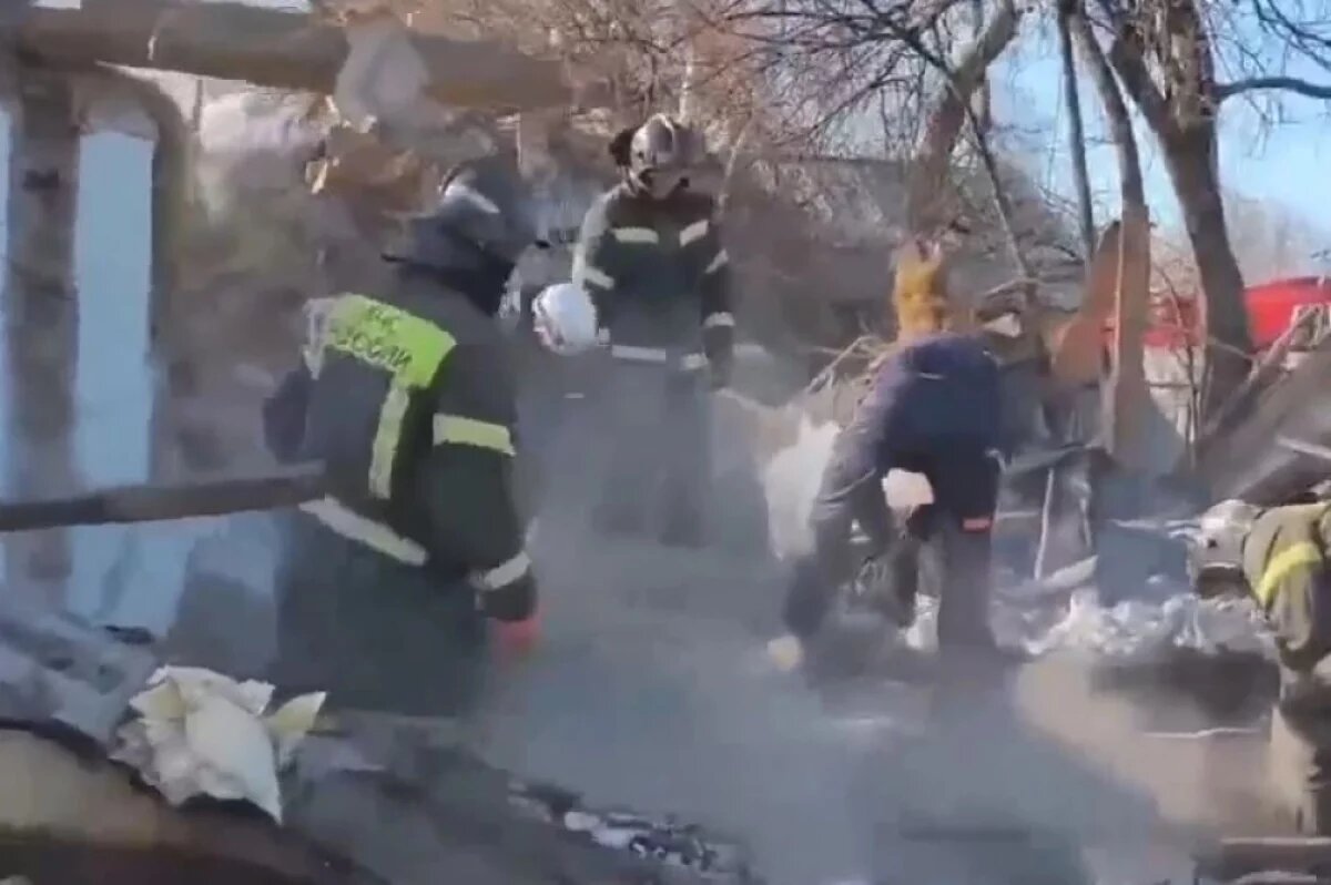    Спасатели разбирают завалы