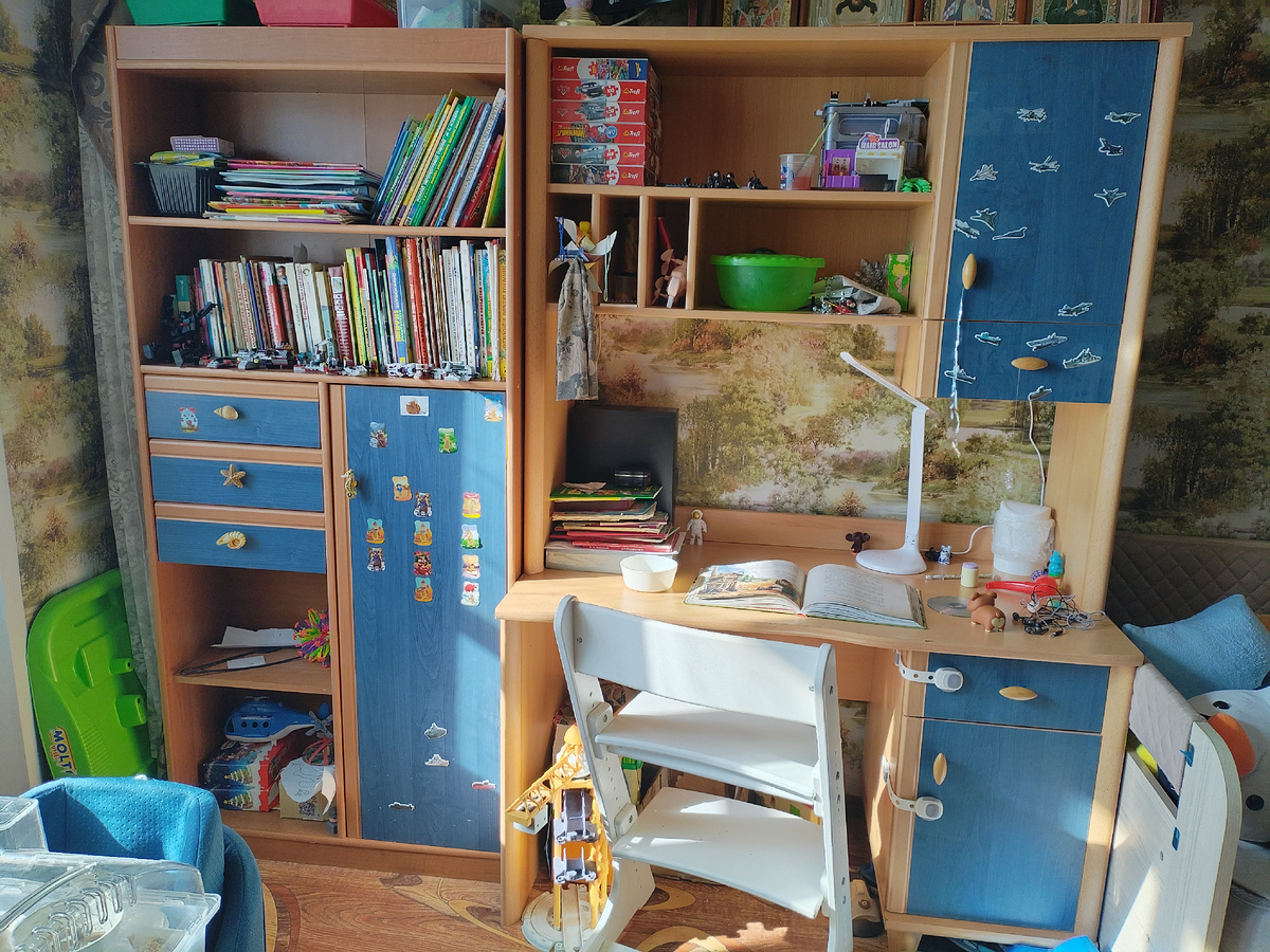 Наклейки на фасаде не просто так - мы заляпывали ими проплешины и царапины. Ну и дитю нравится, да)