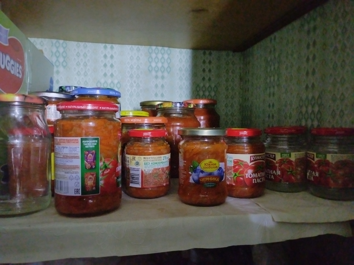 Сейчас по весне от тех запасов уже мало что осталось, но я стараюсь все равно растягивать все так, чтобы круглый год овощи у меня в запасе были. С нынешней нестабильной обстановкой случись что, мы пострадаем в первую очередь, пока остальные еще только смеются над скупщиками гречи.