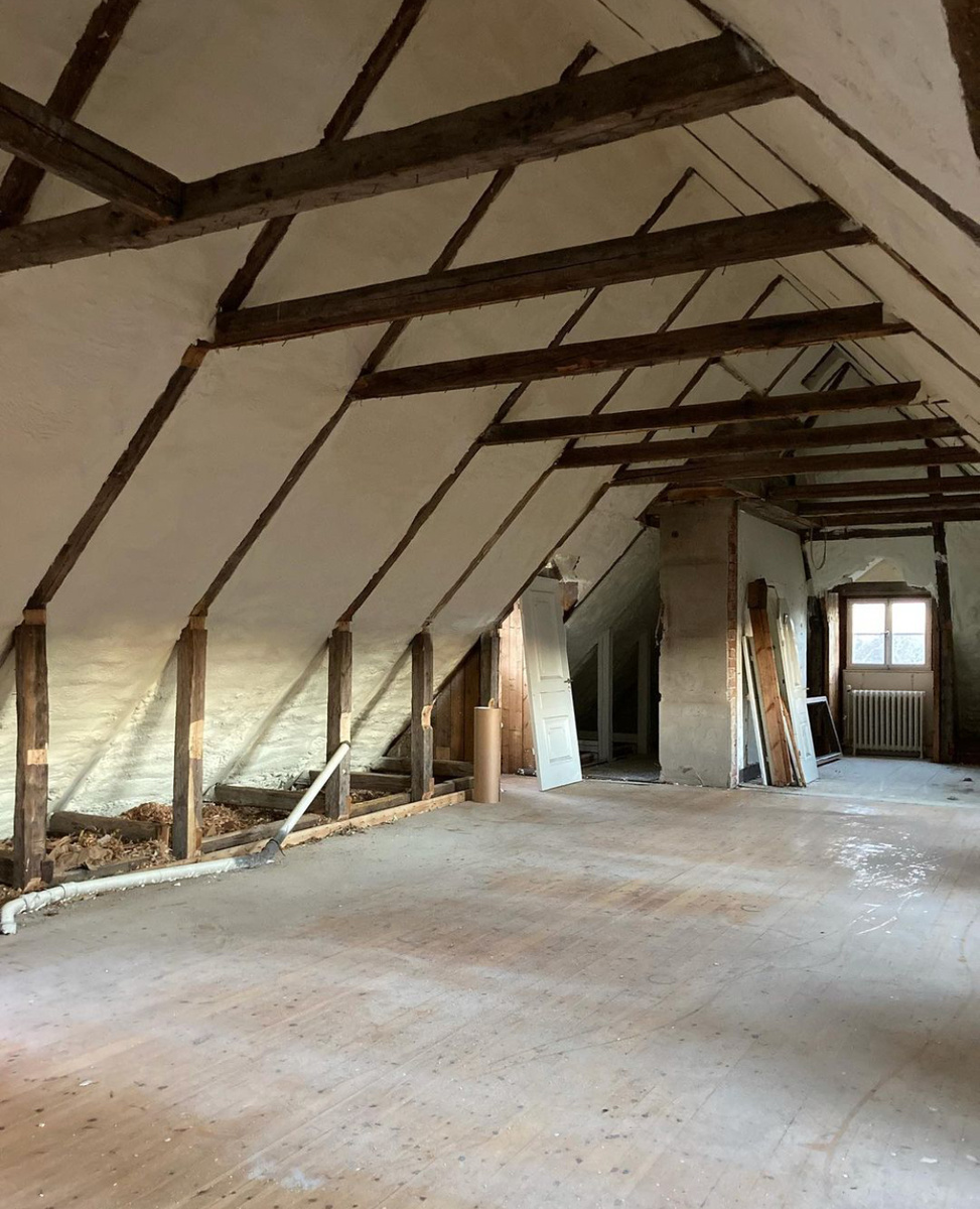 Утепление пенополиуретаном по цене от 1200 руб.м2 крыши дома 