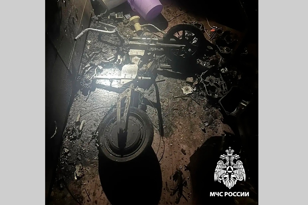    Происшествие случилось вечером 18 марта на Ветеранов, 24 на пятом этаже. На место выехали 14 пожарных и три спецмашины.