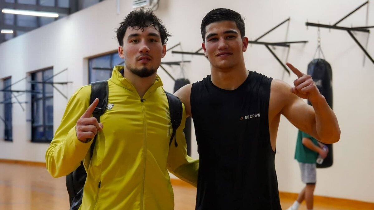    Санжарали Бегалиев и чемпион мира-2025 Жавохир Умматалиев / Фото: Telegram/@boxing_kazakhstan