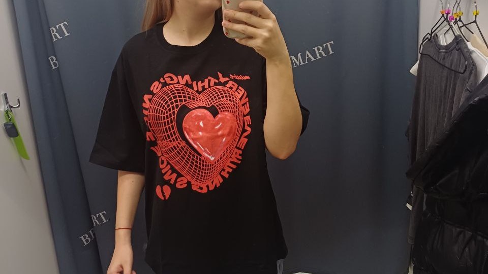 Меряю футболки в стоковом магазине Brand/smart