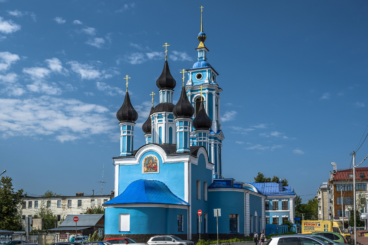 Есть в Калуге места и по более привычным местам! Есть и церкви, вроде этой, середины XIX века, и многое другое! Фото из библиотеки Unsplash.