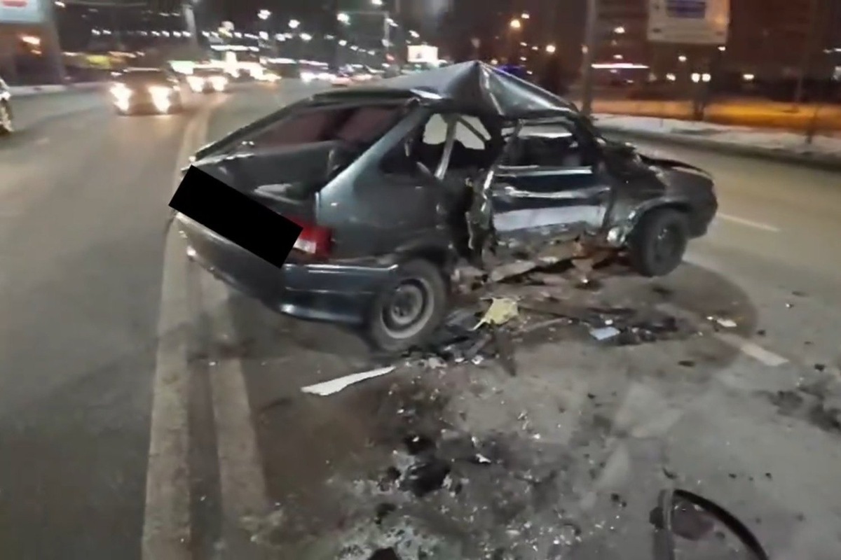    Основной удар пришелся на правую, пассажирскую сторону легковушки. скриншот видео ГАИ Казани