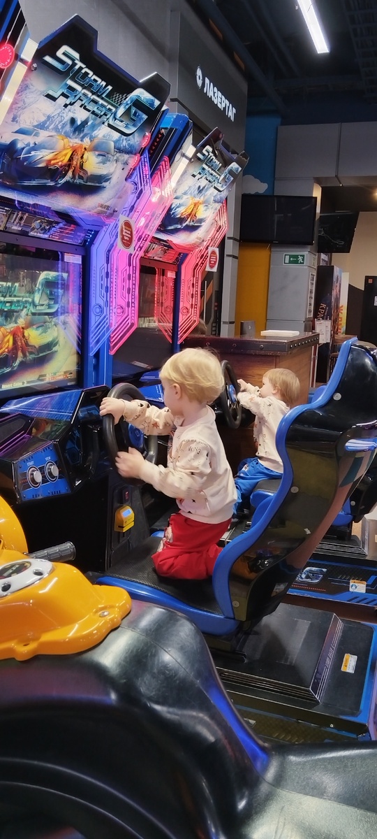 Забота о детях всегда лежит на маме. И никто её об этом не просит. Труд колоссальный, но не оплачиваемый