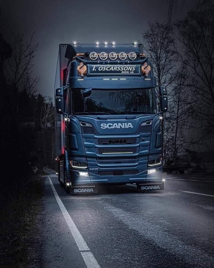 Scania R и G — это серии грузовых автомобилей шведского производителя Scania, предназначенные для разных типов перевозок. R-серия ориентирована на магистральные перевозки на большие расстояния, а G-серия — на короткие и средние рейсы, включая строительные и коммунальные задачи.