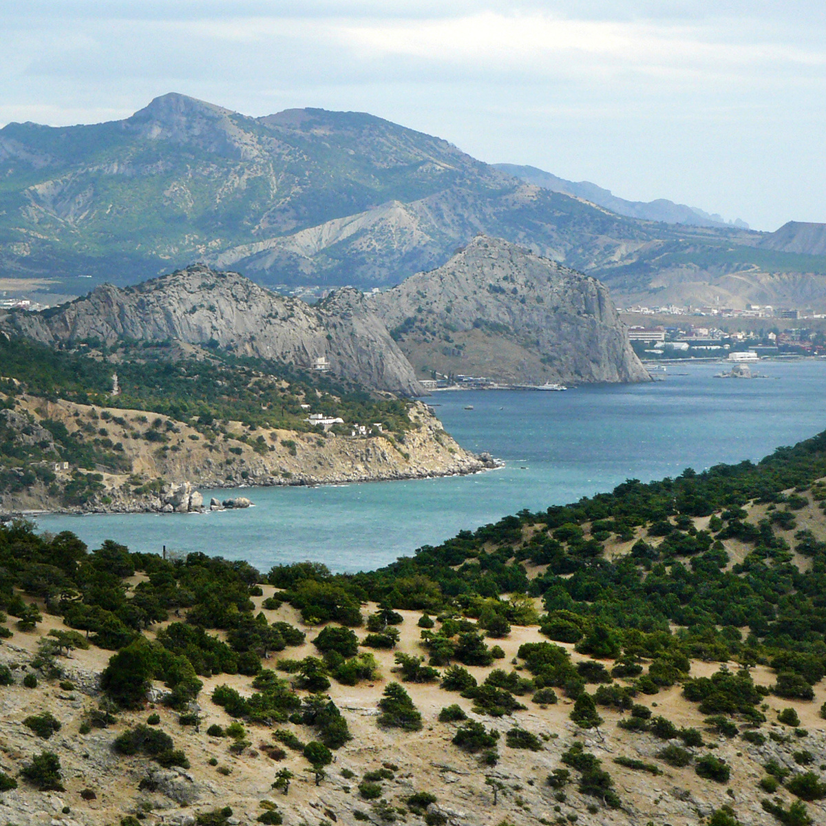Вид на Судак с одной из эко-троп ботанического заказника «Новый Свет». Фото автора.