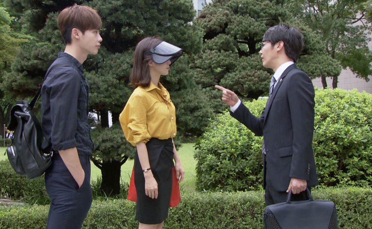 Вот как раз перед женским днём писала про "Я тебя слышу", это из неё кадр. Там герой (слева) умел читать мысли, только посмотрит в глаза. Вот героиня и нацепила козырёк, чтобы оградить себя. 😁