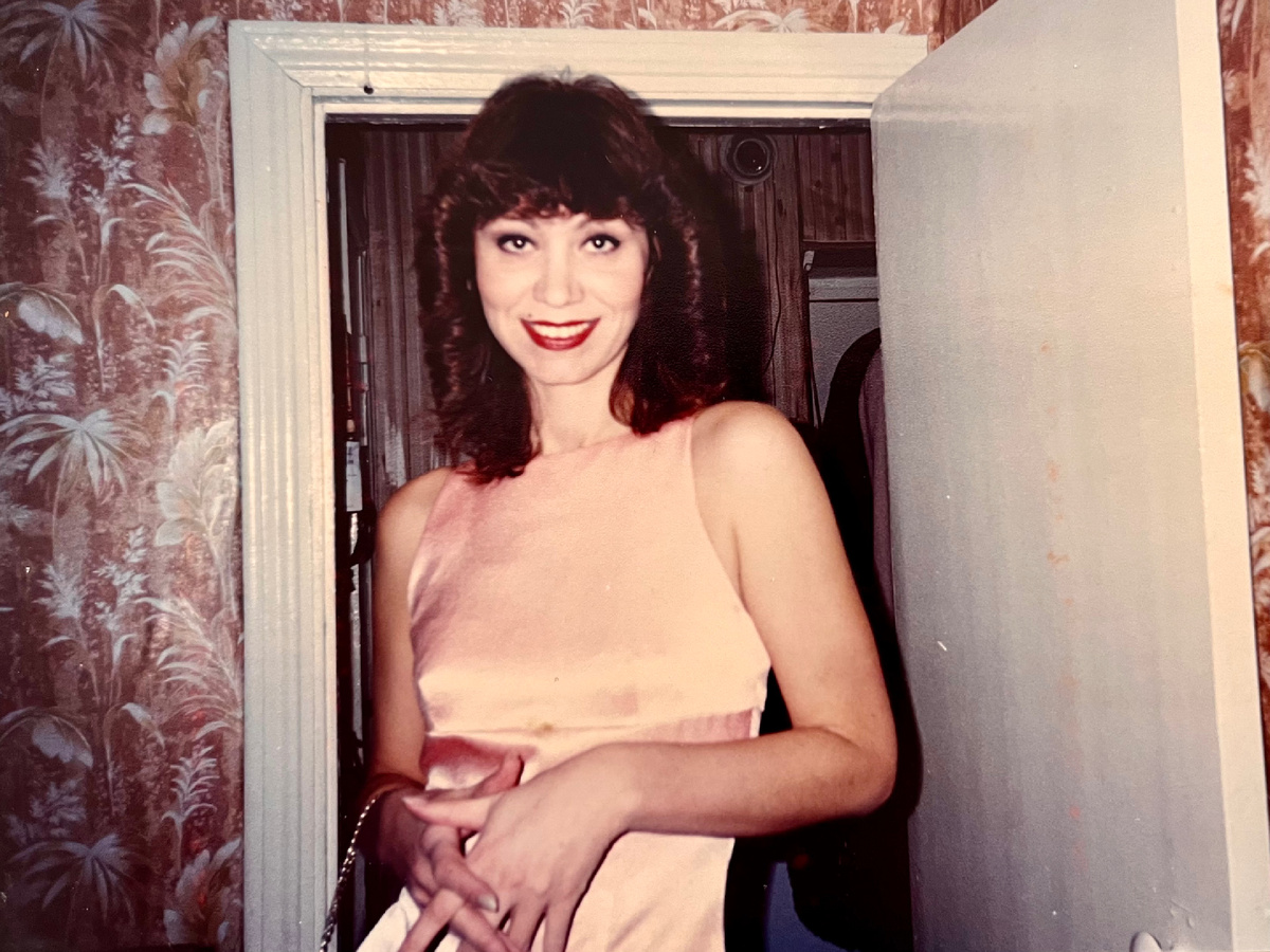 В платье цвета «утренней зари»))