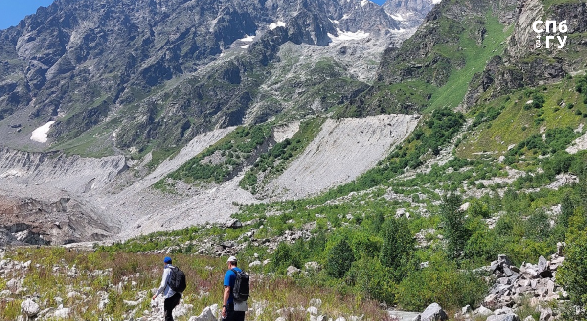 Учёные Рустам Темботов (слева) и Евгений Абакумов (справа) в Цейском ущелье, на пути к Цейскому леднику. Предоставлено Иваном Кушновым