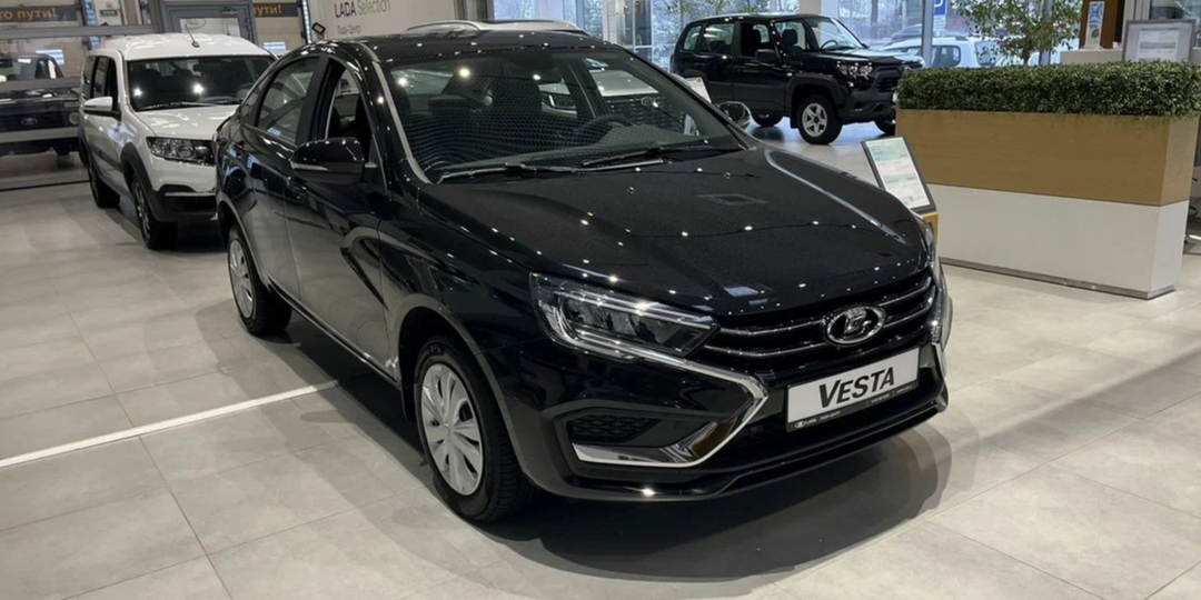 ВАЗ прибил очередное дно, у дилеров тишина. Продажи Весты обрушились, стоянки забиты непроданными Лада